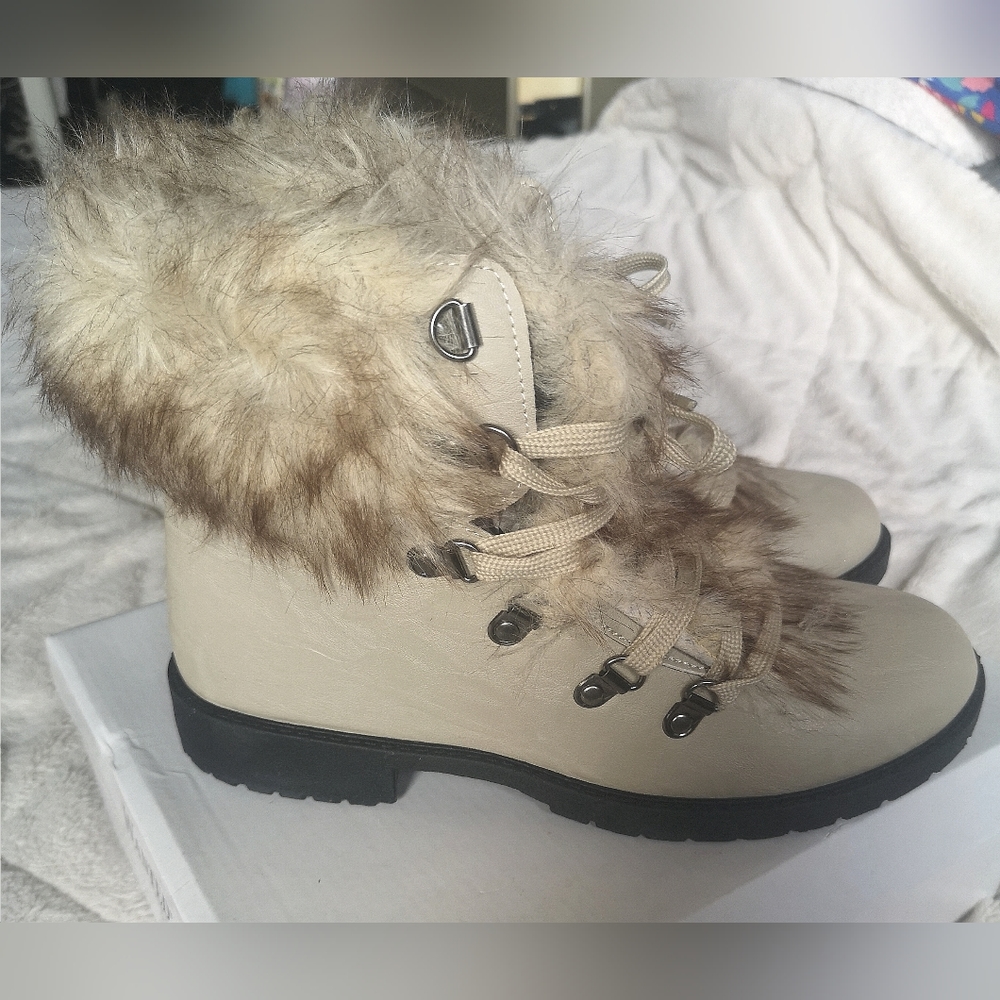 Ankle boots. - Picture 2 of 8